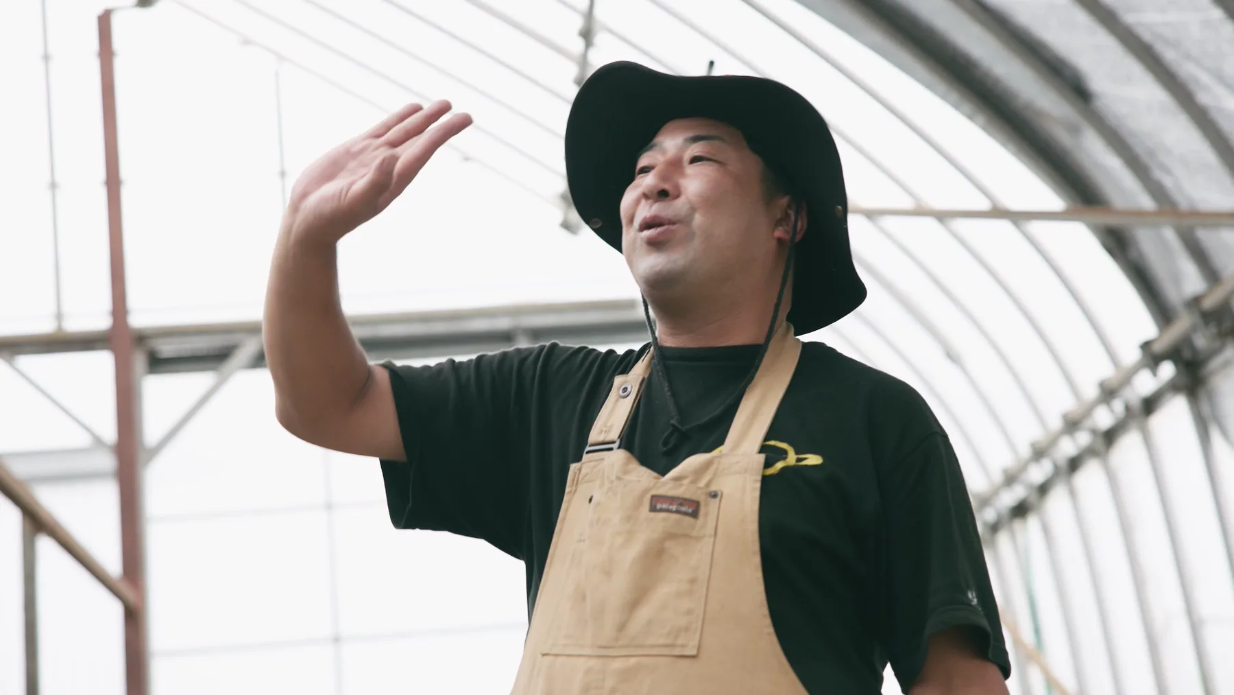 牛舎で話す四代目・松橋泰尋（映像より）