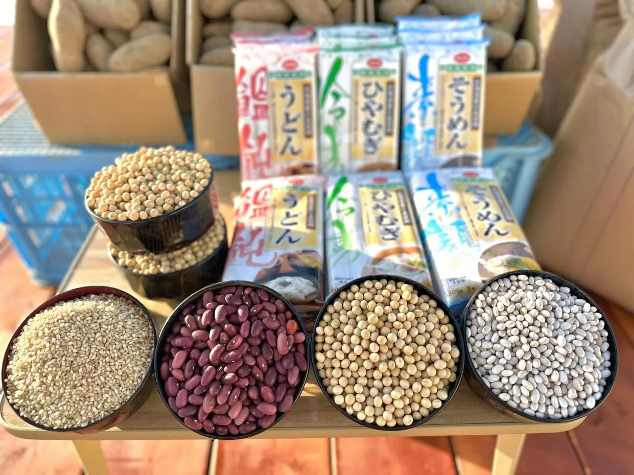 乾麺と豆が並んだ加工品