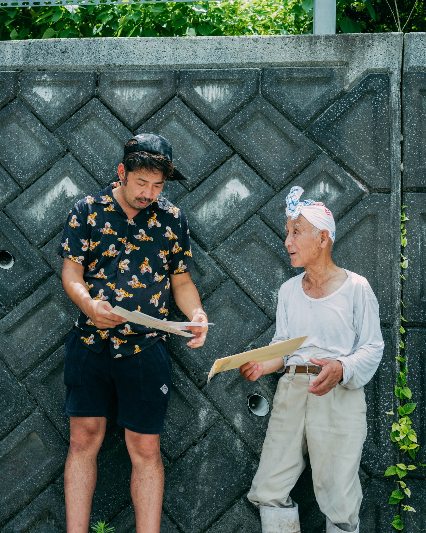 血統書を挟んで語り合う松橋と平田さん