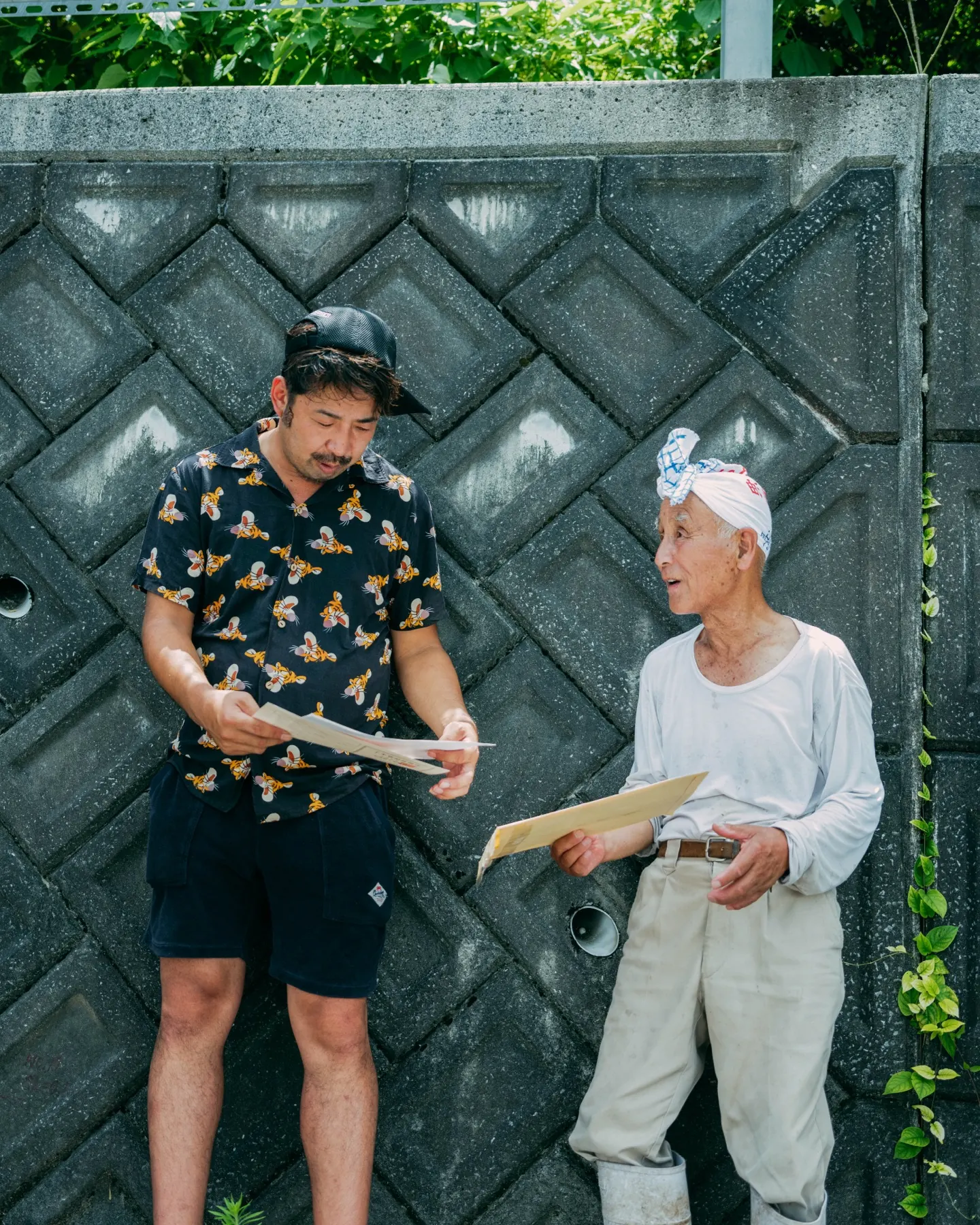 血統書を挟んで語り合う松橋と平田さん